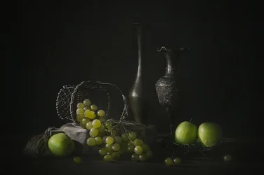 Stemningsfulde druer og æbler