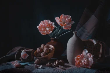 Stemningsfuldt stilleben med tulipaner
