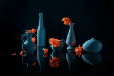 Orange blomster, blå vaser