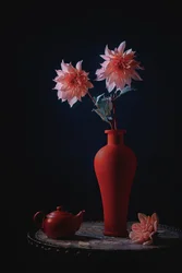 Lyserøde georginer, rød vase