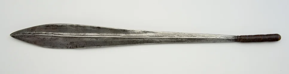Ol alem, sværd (jern, træ og læder)