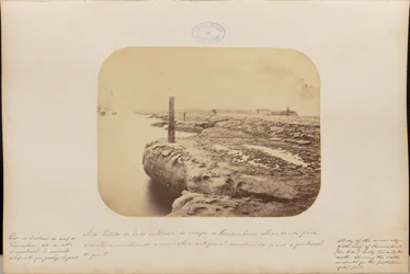 Studie af indersiden af Pernambuco-revet set mod nord og med den kunstige mur, der er bygget for at beskytte havnen.