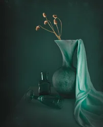 Elegant stilleben i blågrøn