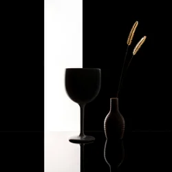 Minimalistisk sort-hvidt stilleben