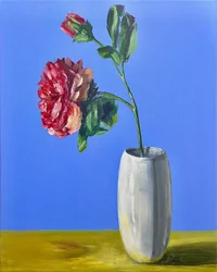 Rød blomst, blåt stilleben