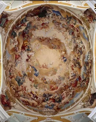 Udsigt over kalkmalerierne af Martin Knoller (1725-1804), der dekorerer kuplen på Benediktinerklosteret Ulrich og Afra. Neresheim, Tyskland. I midten, repræsentation af den hellige treenighed: Jesus Kristus, Gud og Helligåndens due