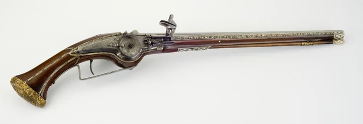 En af et par hjullåsehylsterpistoler, ca. 1650 (stål, slangetræ, ben eller horn, forgyldt messing og jern)