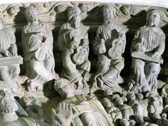 Detalje af Portico de la Gloria forestillende musikere sten
