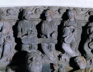 Detalje af Portico de la Gloria forestillende musikere sten