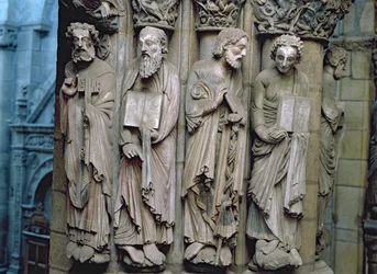 Detalje af Portico de la Gloria, der viser apostlenes sten