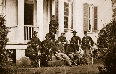 164th New York Volunteers ved general McMahons hovedkvarter, 1861-65 (sepia-foto)