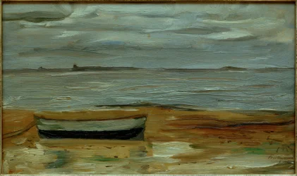 Strand med en grå båd og gråt hav
