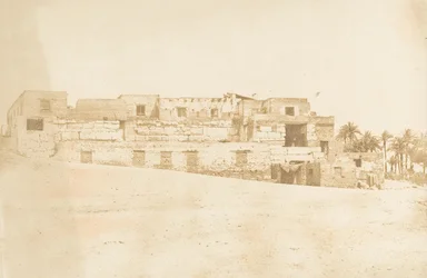Bolig for besætningen på Luxor-spandrel, bygget på paladsets terrasse, 1849-50.