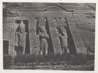 Ibsamboul, den nordlige del af Hathors speos; Nubien, planche 108 fra albummet «Egypten, Nubien, Palæstina og Syrien» (1852)