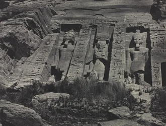 Den sydlige del af Hathors klippeudskårne tempel, Abu Simbel, 1850.