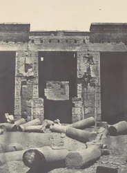 Theben. Medinet-Habou. Den østlige del af Peristyle af Ramses-Méiamoun-paladset, 1850.