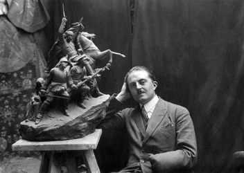 Maxime Real Del Sarte (1888-1954), billedhugger og krigsinvalid med skulpturen af Edward VII i Biarritz