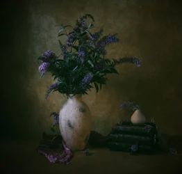 Stemningsfuldt blomsterstilleben