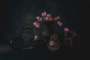 Stemningsfuldt stilleben med tulipaner