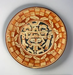 Tallerken, ca. 600-800 (keramik med rød, orange og sort på hvid slipmaling)