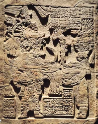 Stela, der forestiller en ypperstepræst og en kvinde, fra Yaxchilan