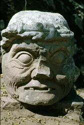 Stenskulptur af et gammelt mandshoved, kaldet den gamle mand fra Copán, tempel 11