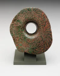 Øreblus med indskåret billede af den vigtigste fuglegud, ca. 300-500 (jadeit)