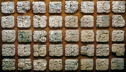 Mayakalender (320-1697) sammensat af forskellige glyffer