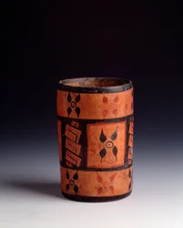 Polykrom cylindrisk lervase med blomster. Fra Tikal