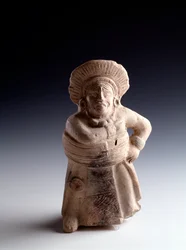 Præcolumbiansk kunst, mayacivilisationen, den klassiske periode: antropomorf lerstatuette, der forestiller en boldspiller og fungerer som musikinstrument. Fra San Agustín Acasaguastlán, El Progreso, Guatemala. Mål: 19 x 8,5 cm. Guatemala, Det Nationale