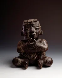 Præcolumbiansk kunst, mayacivilisationen, tidlig periode: antropomorf lervase, der forestiller en siddende mand med hænderne samlet i en cirkel. Fra Uaxactún, Guatemala. Mål: h. 21,2 x bredde 20,2 cm. Guatemala, Museo Nazionale di Archeologia e Etnologia