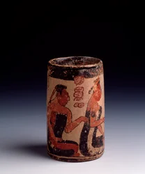 Præcolumbiansk kunst, mayacivilisationen, klassisk periode: cylindrisk lervase dekoreret med to mænd og en kvinde, der udfører et ritual. Fra Tayasal, Guatemala. Mål: højde 11,2 x diameter 6 cm. Guatemala City, Museo Nacional de Arqueología y Etnología