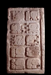 Præcolumbiansk kunst, mayacivilisationen, klassisk periode: fragment af en trappe med glyffer i lavt relief. Mål 35,5 x 61 cm. Guatemala, Nationalmuseet for Arkæologi og Etnologi