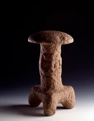 Præcolumbiansk kunst, mayacivilisationen, klassisk periode: stenskulptur i form af en trefodet svamp. Fra Chimaltenango, Guatemala. Mål: 31,3 x bredde 18 cm. Guatemala, Museo Nazionale di Archeologia e Etnologia