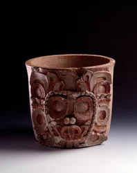Præcolumbiansk kunst, mayacivilisationen, den klassiske periode: vase udsmykket med en fremstilling af solguden. Fra Petén, Guatemala. Højde 22 x bredde 25,4 cm. Guatemala, Museo Nacional de Arqueología y Etnología