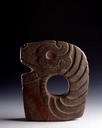 Præcolumbiansk kunst, mayacivilisationen, klassisk periode: zoomorf økse i udskåret sten, der forestiller en stiliseret slange. Fra Bolivia, Escuintla, Guatemala. Mål: 25 x bredde 21 cm. Guatemala, Museo Nazionale di Archeologia e Etnologia