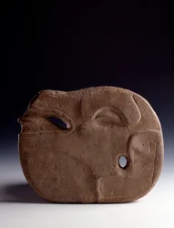 Præcolumbiansk kunst, mayacivilisationen, klassisk periode: zoomorf økse af udskåret sten, der forestiller hovedet af en hjort. Mål 26,5 x bredde 19,5 cm. Guatemala, Museo Nacional de Arqueología y Etnología