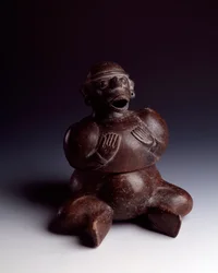 Præcolumbiansk kunst, mayacivilisationen, tidlig periode: antropomorf lervase, der forestiller en siddende mand med hænderne på brystet, iført en abemaske med åben mund. Fra Uaxactún, Guatemala. Mål: h. 22,5 x b. 19 cm. Guatemala, Nationalmuseet for