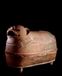 Præcolumbiansk kunst, mayacivilisationen, senklassisk periode: firfodet gravurne i ler med jaguarformet låg. Fra Nebaj, Guatemala. Mål: h. 52 x bredde 70 cm. Guatemala, Museo Nazionale di Archeologia e Etnologia