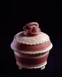 Præcolumbiansk kunst, mayacivilisationen, senklassisk periode: trefodet gravurne i ler med et låg formet som et menneskehoved. Fra Nebaj, Guatemala. Mål: h. 21,6 x diam. 18,5 cm. Guatemala City, Museo Nazionale di Archeologia e Etnologia