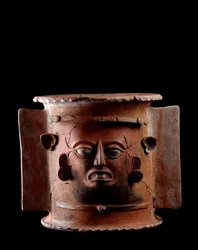 Præcolumbiansk kunst, mayacivilisationen, senklassisk periode: cylindrisk gravurne af ler dekoreret med et menneskeansigt. Fra Quiché, Guatemala. Højde 33,5 x diameter 33 cm. Guatemala, Nationalmuseet for Arkæologi og Etnologi
