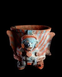 Præcolumbiansk kunst, mayacivilisationen, postklassisk periode: trefodet røgelseskar af ler dekoreret med et hoved. Fra Nebaj, Quiché, Guatemala. Mål: h. 25 x b. 23,8 cm. Guatemala, Nationalmuseet for Arkæologi og Etnologi