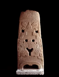 Præcolumbiansk kunst, mayacivilisationen, den præklassiske periode: stenstele udsmykket med en stiliseret maske af en guddom. 600-1100 e.Kr., fra Sacatepéquez, Guatemala. Højde 103 cm. Guatemala City, Museo Nacional de Arqueología y Etnología