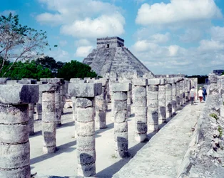 Før colombiansk civilisation: udsigt over stedet for Chichen Itza i Yucatan-regionen. Maya-civilisation, klassisk periode og Maya-renæssance, 750-1200 e.Kr. Mexico