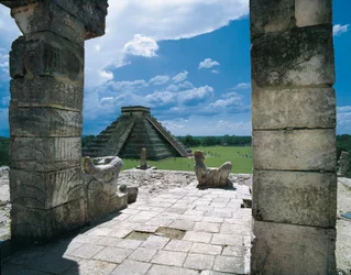 Krigernes tempel og Kukulkáns pyramide (eller Slottet) i Chichén Itzá (Yucatán, Mexico). Præcolumbiansk arkitektur, mayansk postklassisk kunst (12. århundrede).