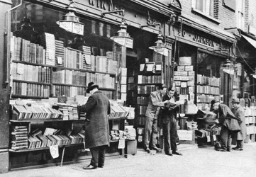 En boghandel i Charing Cross Road, London, 1926-1927.