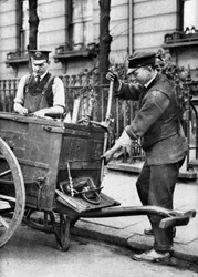 En gasmontør, London, 1926-1927.
