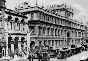 Burlington Arcade-indgangen og huset til Royal Academy, Piccadilly, 1926-1927.