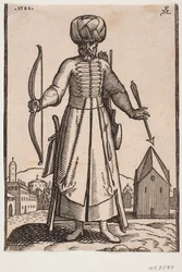 Frontalt set turbanbærende soldat med udbredte arme, stående på en åben plads i en by; i h. hånd holder han en bue, i v. en pil; bag v. skulder et pilekogger, ved h. side en sabel