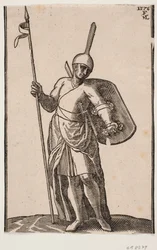 Stående soldat, frontalt set; hovedbeklædning med høj, tynd top; i h. hånd et spyd, på v. arm et skjold, som ses indefra